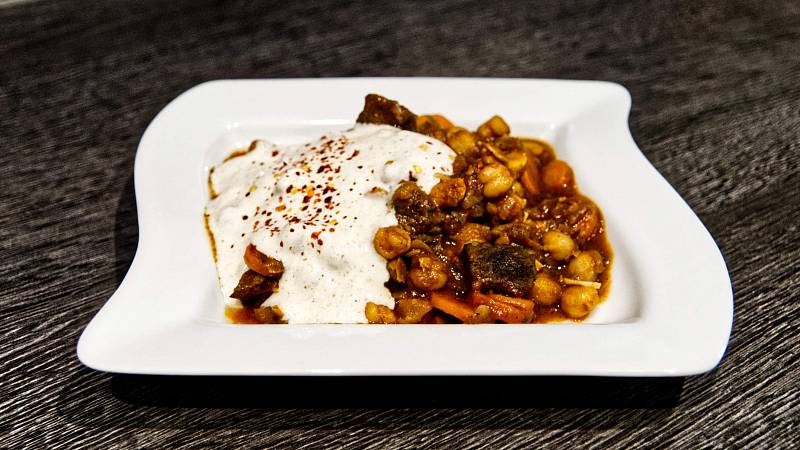 Orientalischer Rinder-Topf mit Kichererbsen & Masala-Joghurt