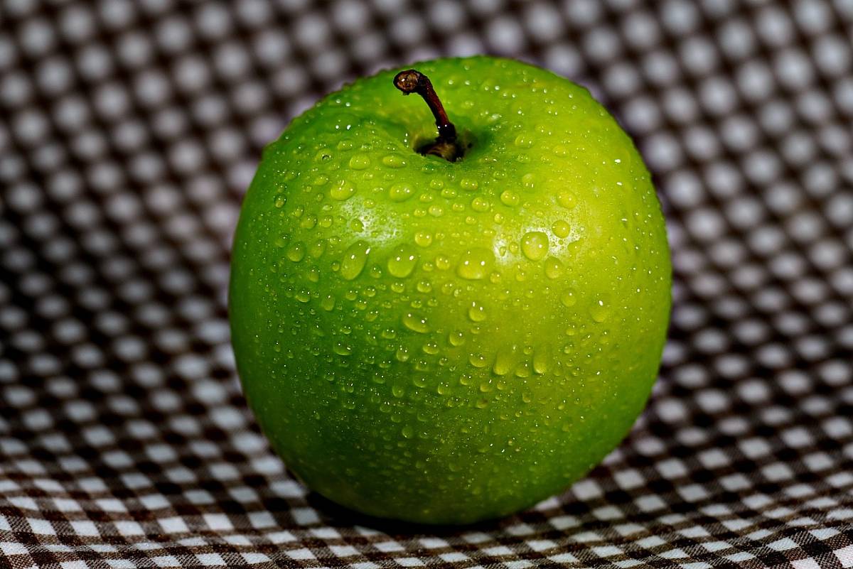 Ein grüner, perfekter Apfel