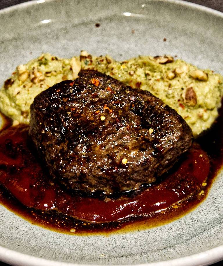 Saftiges Rindersteak auf cremigem Bohnen-Blumenkohl-Püree