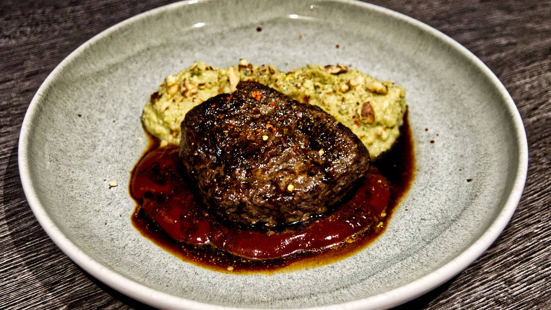 Saftiges Rindersteak auf cremigem Bohnen-Blumenkohl-Püree