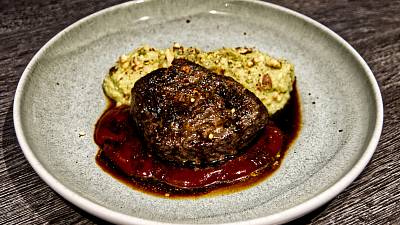 Saftiges Rindersteak auf cremigem Bohnen-Blumenkohl-Püree