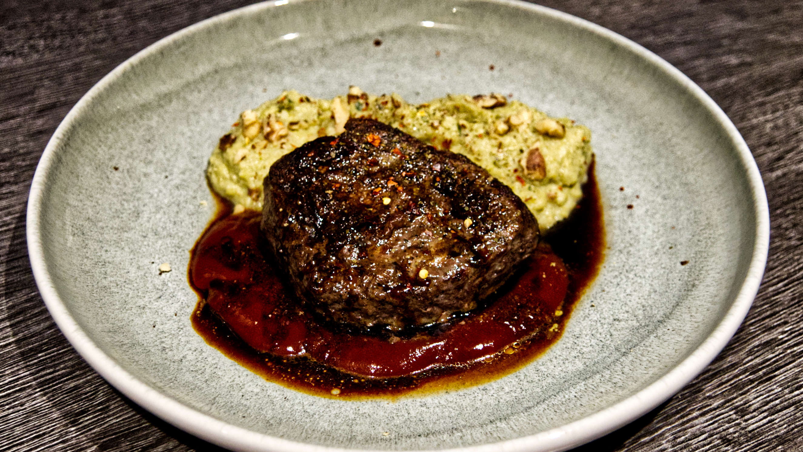 Saftiges Rindersteak auf cremigem Bohnen-Blumenkohl-Püree