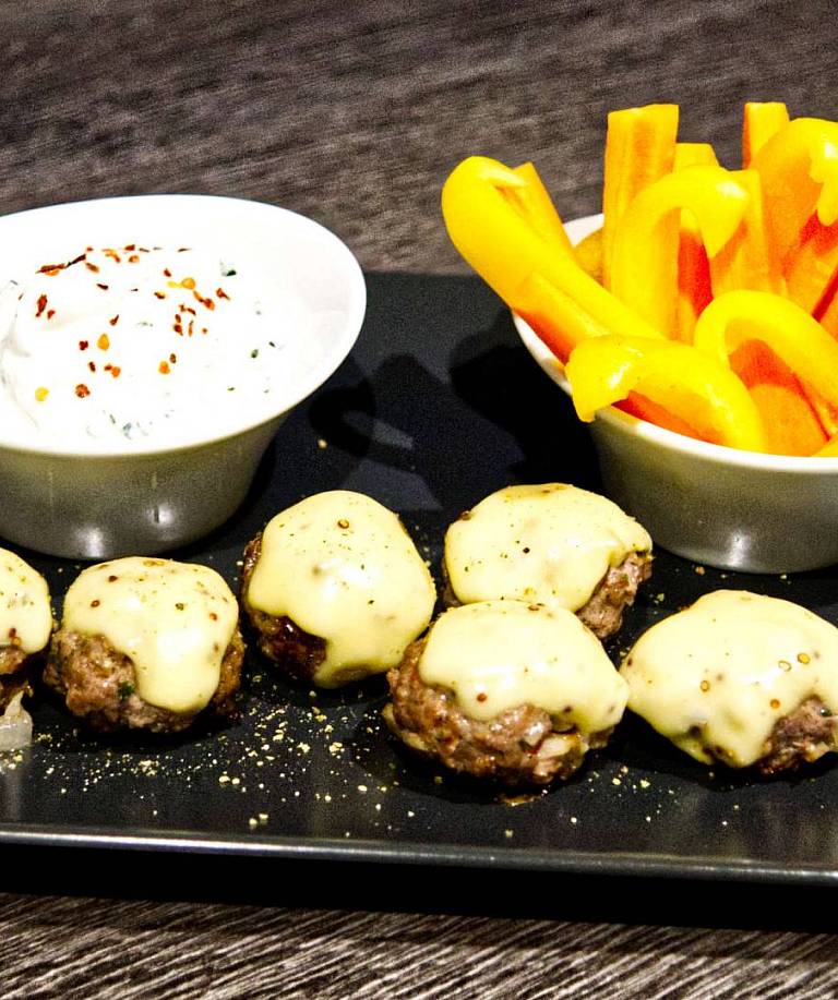 Fitte Ofen-Hackbällchen mit Kräuterquark & Gemüse-Sticks