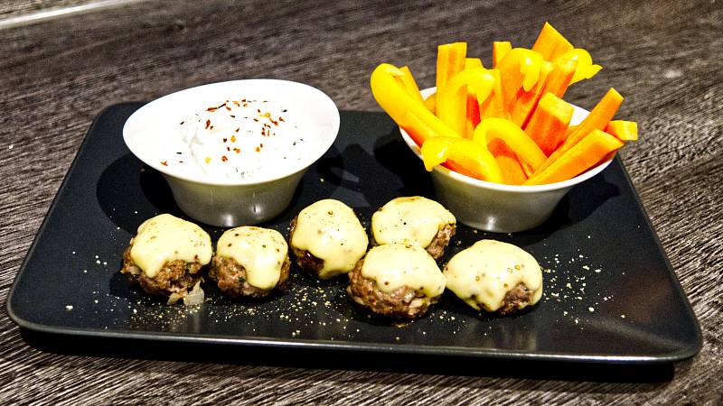 Fitte Ofen-Hackbällchen mit Kräuterquark & Gemüse-Sticks