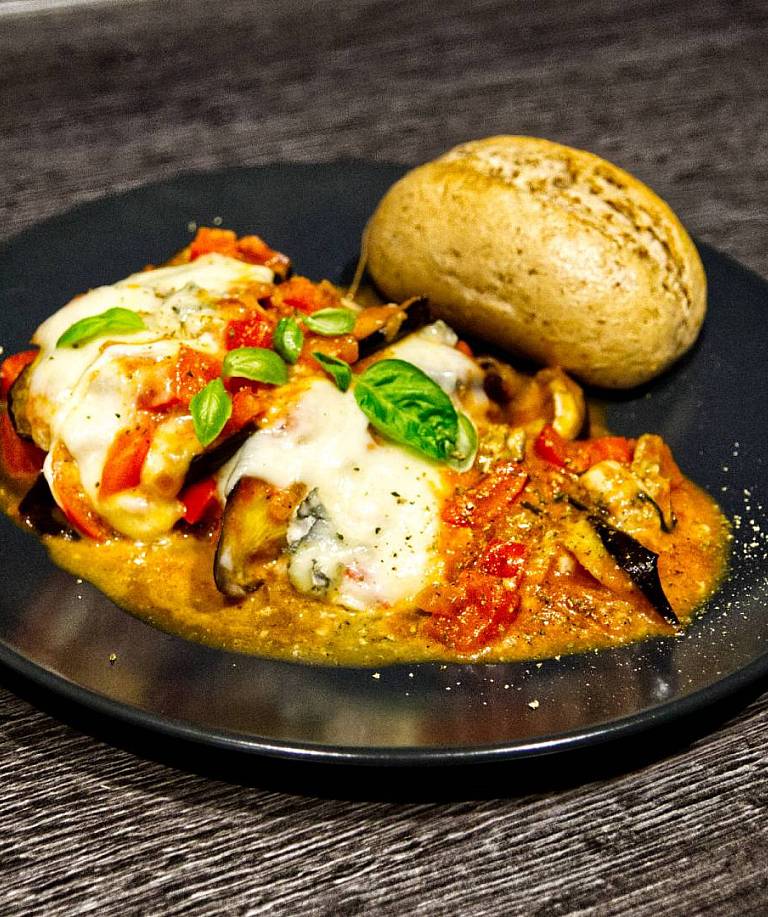 Überbackener Auberginen-Traum mit Gorgonzola-Kick