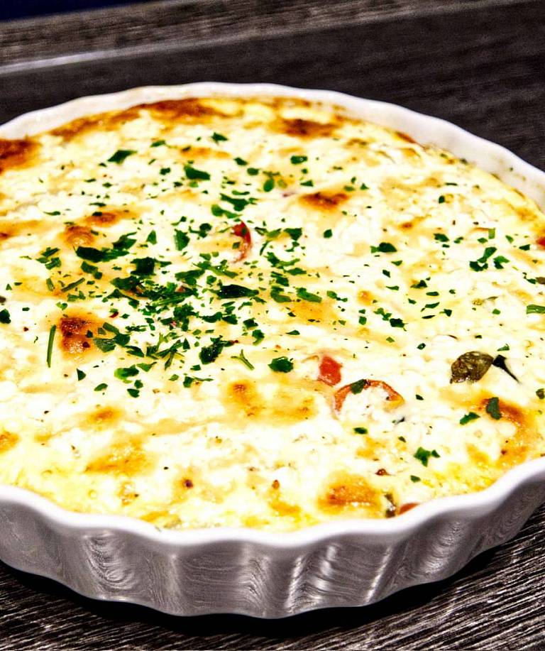 „Bodenlose“ Gemüsequiche mit deftigem Mettwurst-Kick