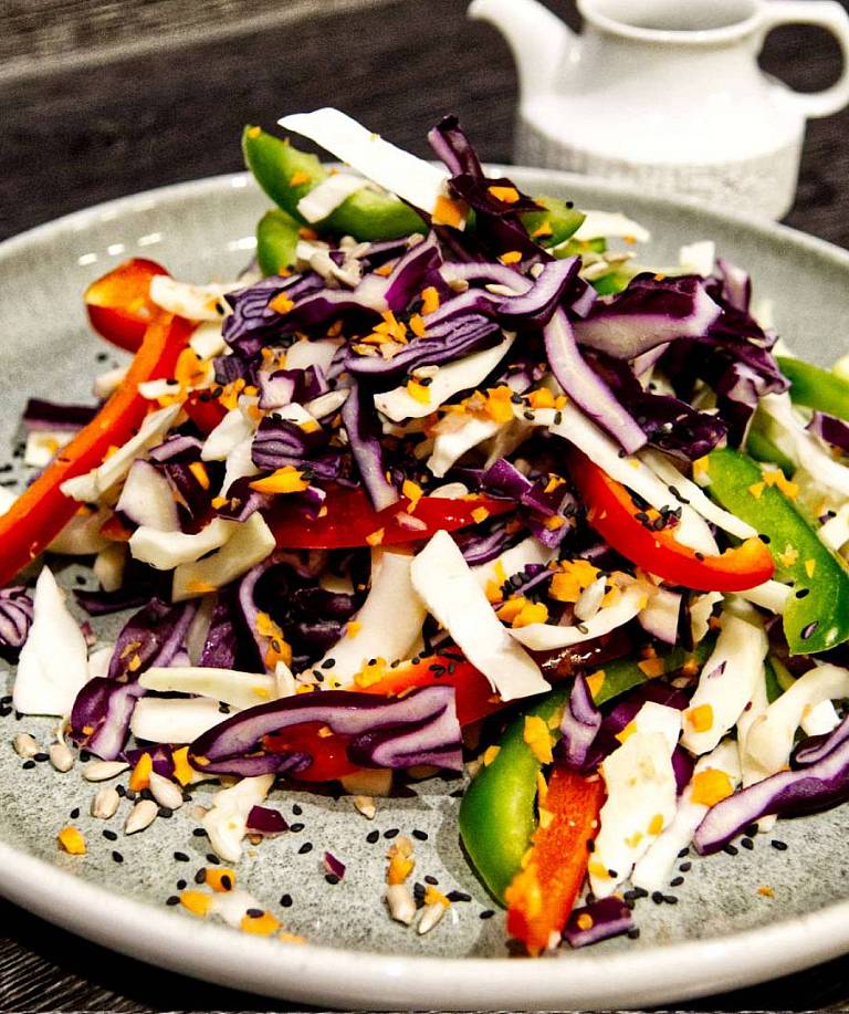 Knackiger Konfetti-Salat: Bunter Krautsalat mit cremigem Tahin-Dressing