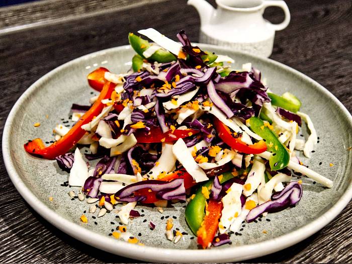 Bunter, veganer Krautsalat mit Tahin-Dressing