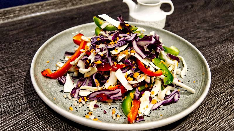 Knackiger Konfetti-Salat: Bunter Krautsalat mit cremigem Tahin-Dressing