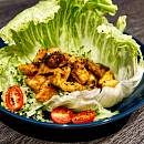 Teriyaki-Hähnchen im knusprigen Salat-Schiffchen