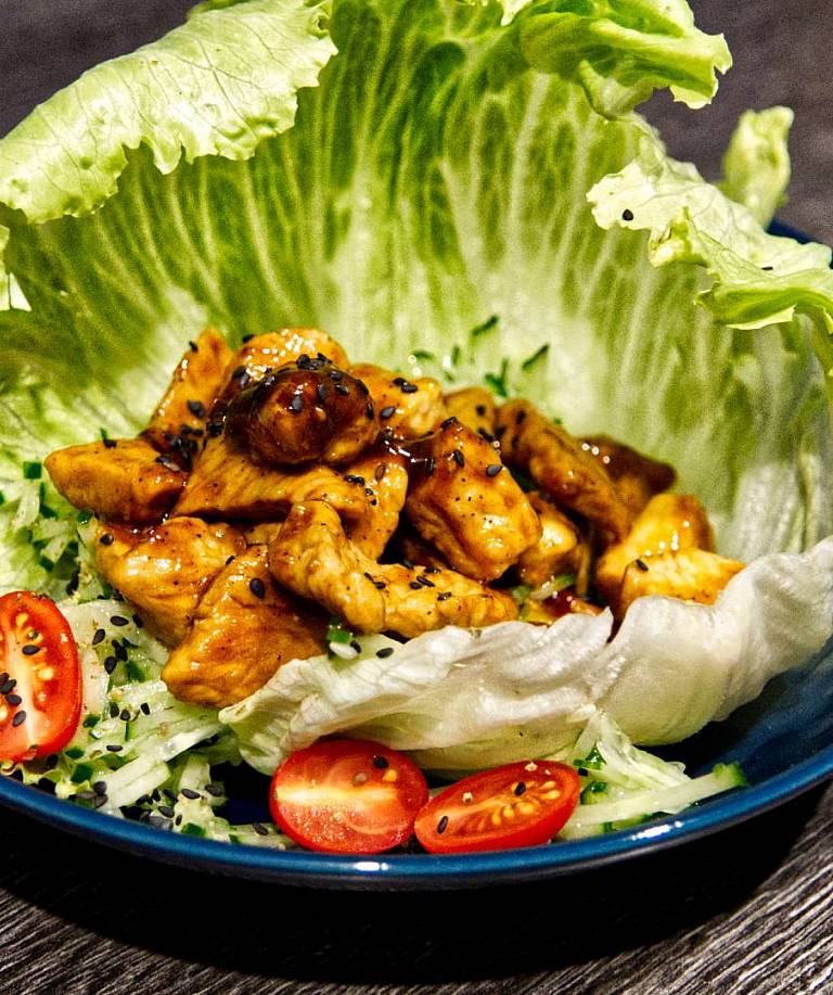 Teriyaki-Hähnchen im knusprigen Salat-Schiffchen