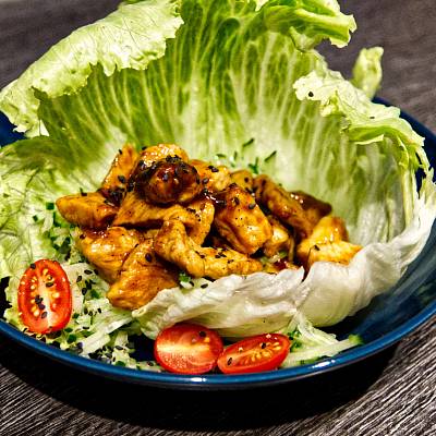 Teriyaki-Hähnchen im knusprigen Salat-Schiffchen