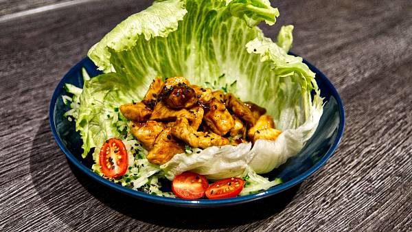 Teriyaki-Hähnchen im knusprigen Salat-Schiffchen