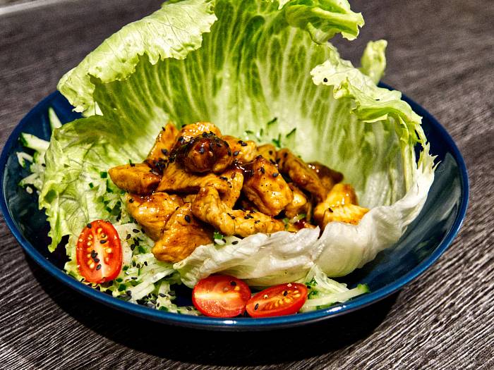 Teriyaki-Hähnchen im knusprigen Salat-Schiffchen