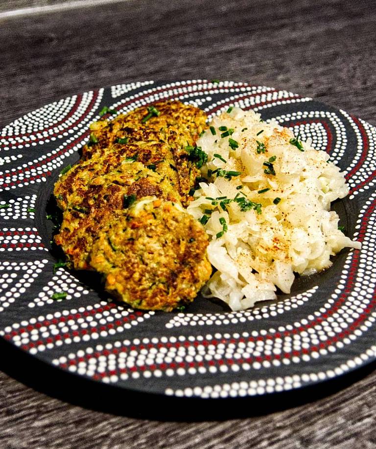 Knusprige Zucchini-Puffer mit Weißkohlsalat