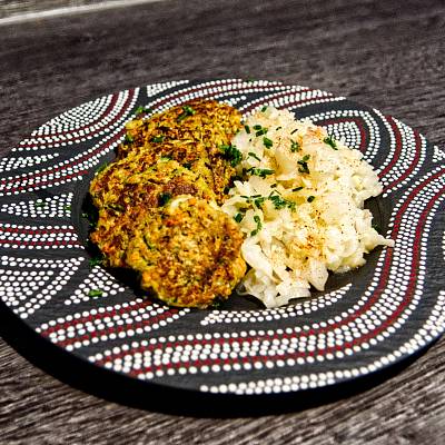Knusprige Zucchini-Puffer mit Weißkohlsalat