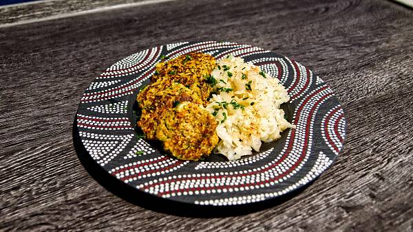 Knusprige Zucchini-Puffer mit Weißkohlsalat