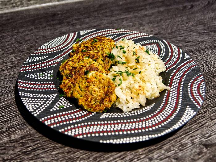 Knusprige Zucchini-Puffer mit Weißkohlsalat
