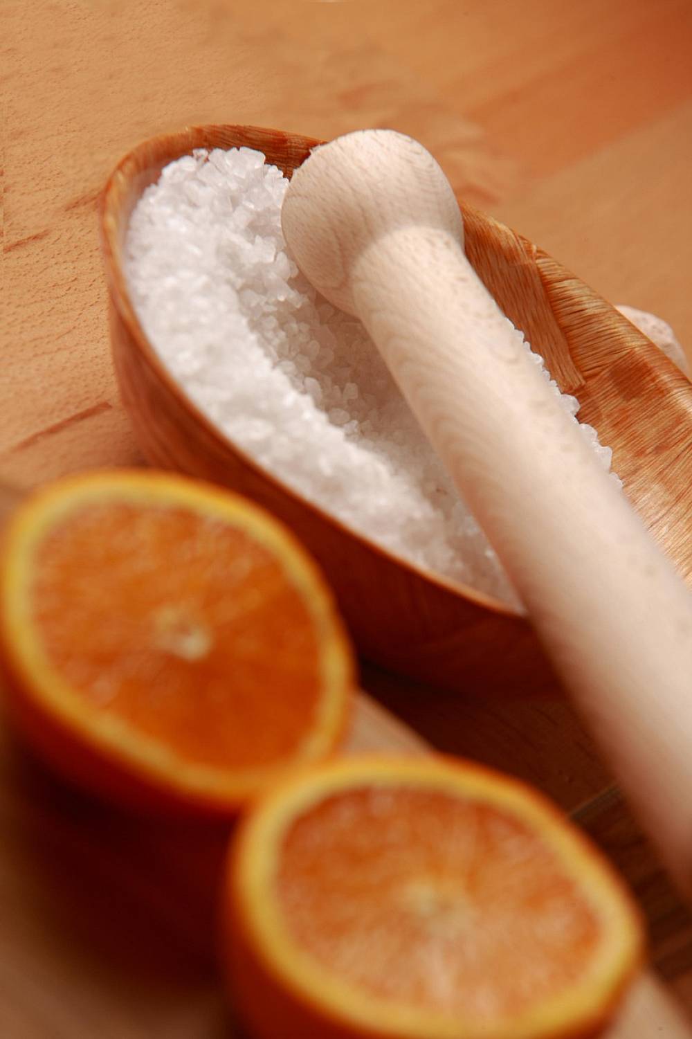 Salt in einer kleinen Holzschüssel mit einem Stößel darin
