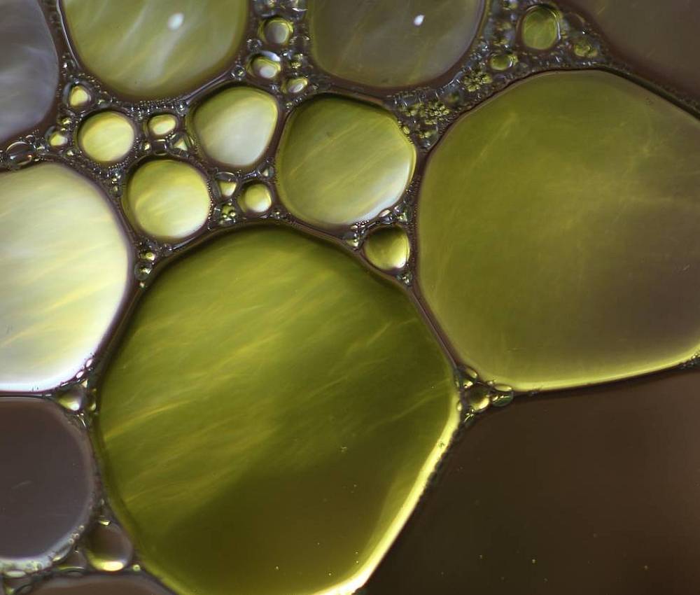 Öl in Wasser in einer extremen Nahaufnahme