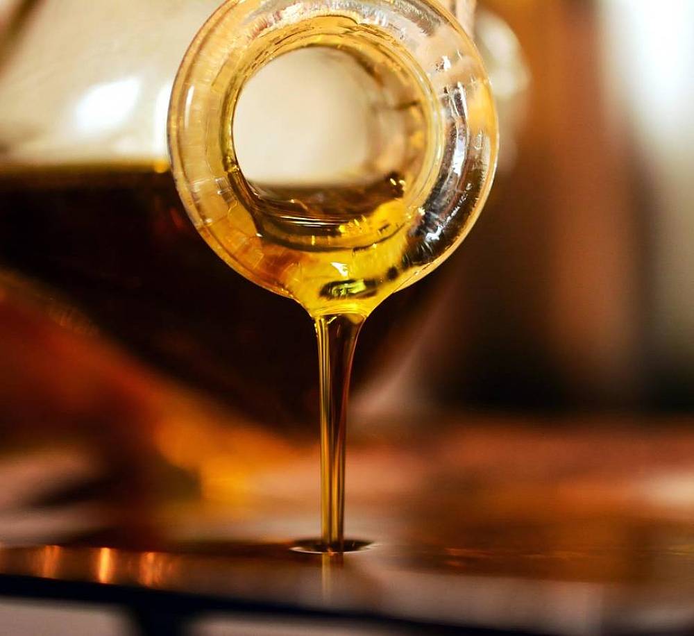 Öl läuft aus einer Flasche