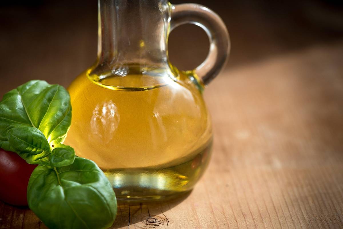 Nahaufnahme einer schicken Ölflasche mit Öl darin
