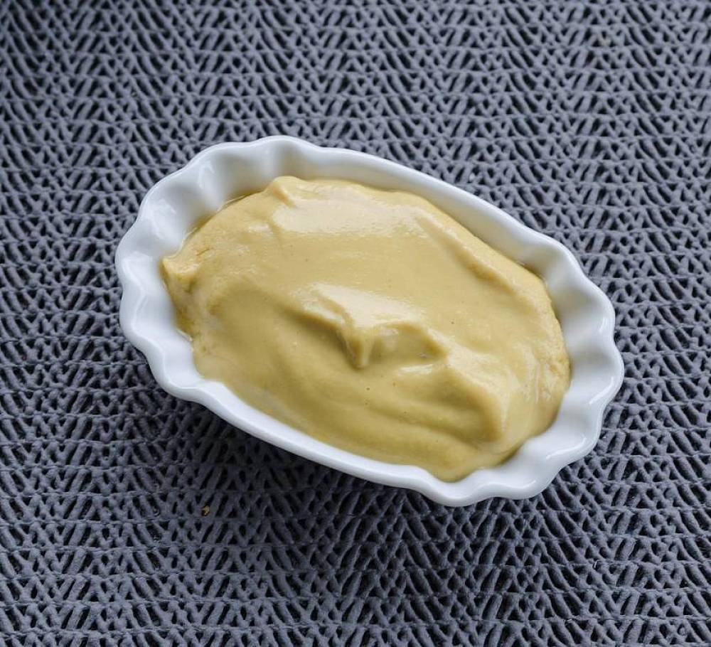 Ein kleines Schälchen mit Senf