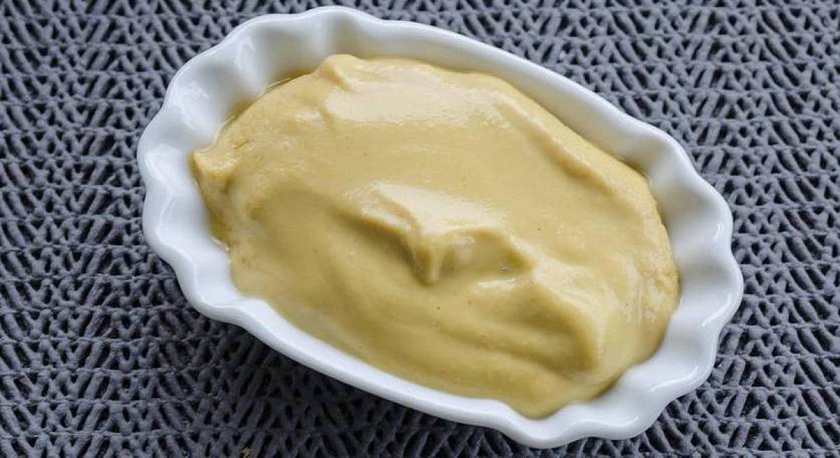 Ein kleines Schälchen mit Senf