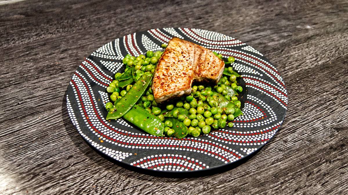 Gebratenes Thunfischfilet auf Erbsen und Zuckerschoten
