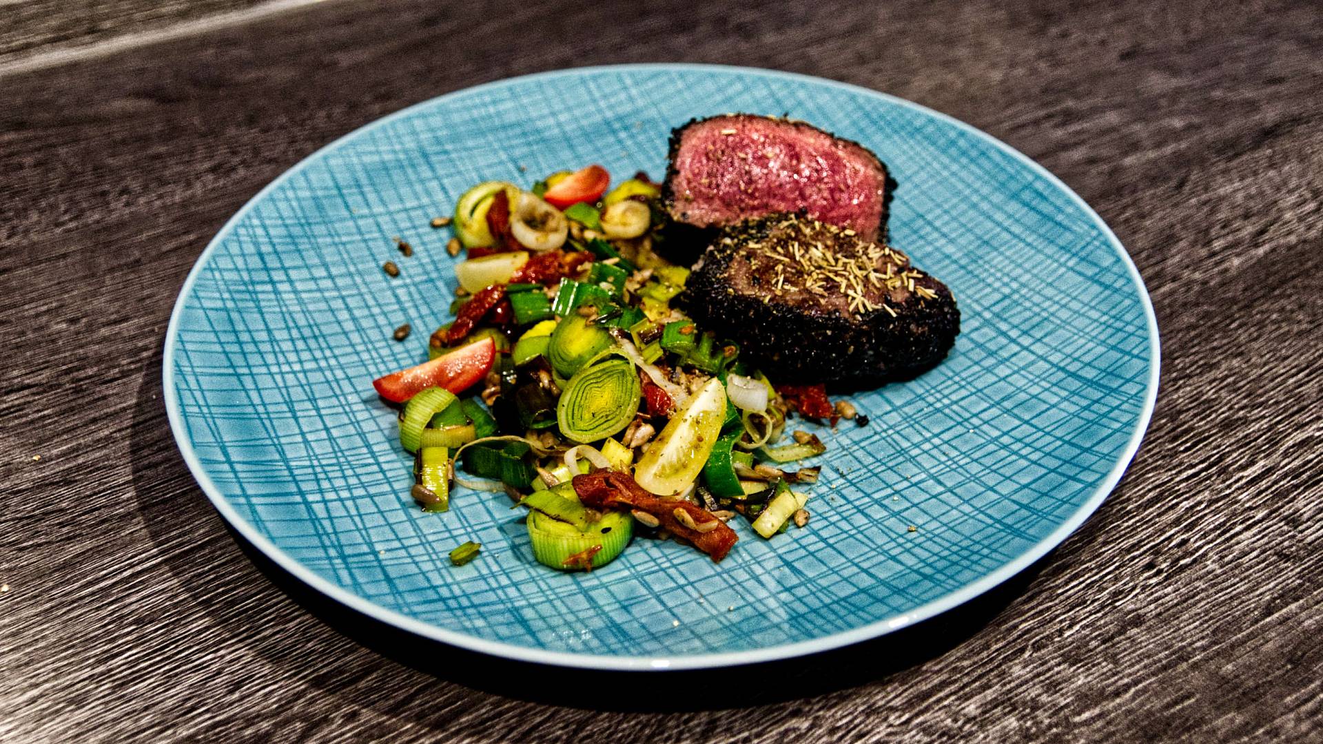 Rinderfilet im Pfeffer-Sesam-Mantel auf süß-herzhaftem Lauchgemüse
